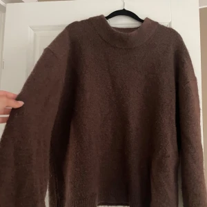 Stickad tröja  - Stickad tröja från Gina som är skön till när de blir höst🥰