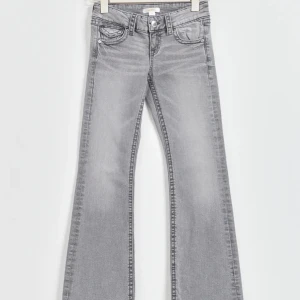 Low waist bootcut jeans - Säljer dessa jätte fina jeansen från Gina tricot❤️ de är i bra skick, skriv för fler bilder eller intressen eller andra frågor❤️