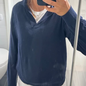 Stickad tröja  - Stickad tröja med krage 