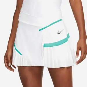 Säljer denna jättefina Tenniskjolen från Nike i storlek S.  Den är sparsamt andvänd, säljs pga att den inte kommer till andvändnig längre. Nypris 900kr- 1000. Pris är förhandlingsbart.