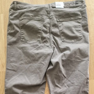 Jeans - A completely new pair of jeans in perfect condidtion. The tags are still on the jeans. It is from MAC company and the color is gray.