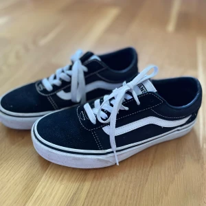 Låga Vans Skor - Låga vans skor i storlek 36, bra skick, endast använda några gånger, säljer för att de är för små💗Nypris 499kr, jag står inte för frakt