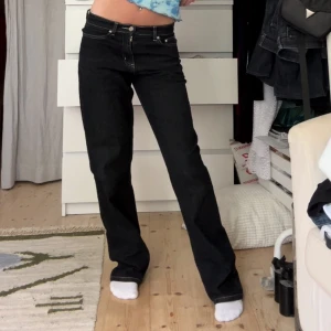 Baggy mörka jeans - Skitsnygga baggy mörka jeans med vit sömn, står storlek 40 i dem men i referens sitter dem såhär på mig som brukar ha 27/xs i storlek, liten defekt på baksidan  (sista bilden) men inget man tänker på💗Skriv vid frågor