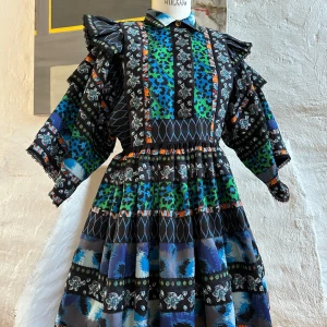 KENZO x H&M klänning - Fantastisk klänning från H&M:s samarbete med Kenzo. Fickor i sidorna, 100% polyester. Fint använt skick.