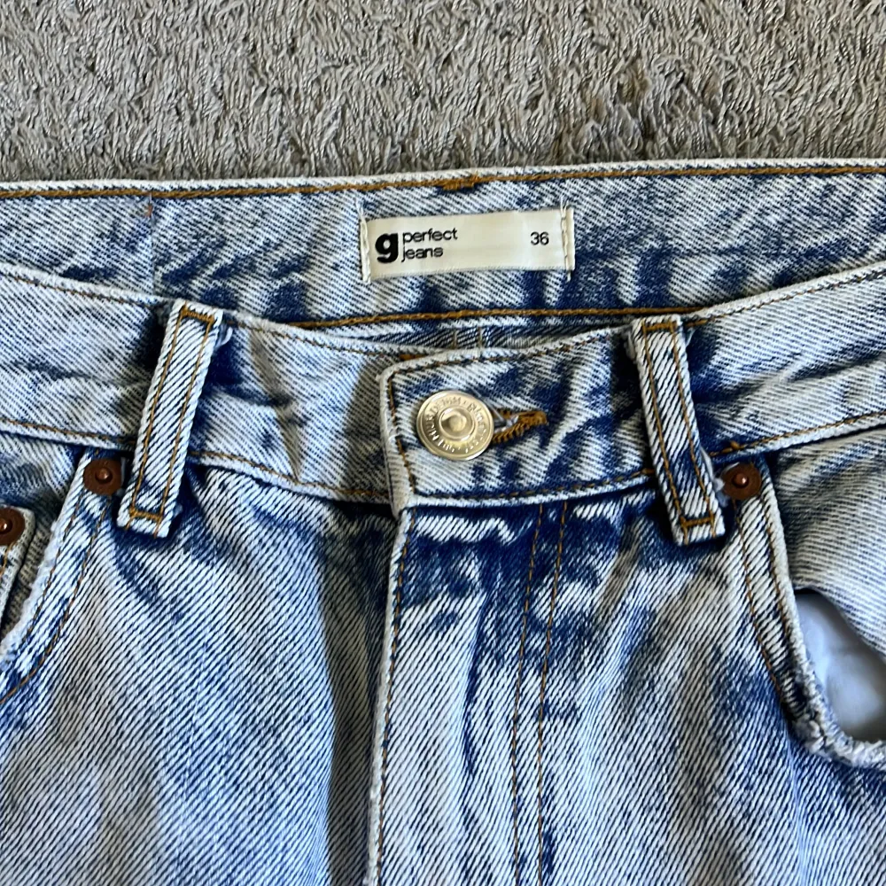 blå jeans från Gina tricot. Det är raka jeans med hög midja i strl 36.  Använda men i väldigt fint skick.. Jeans & Byxor.