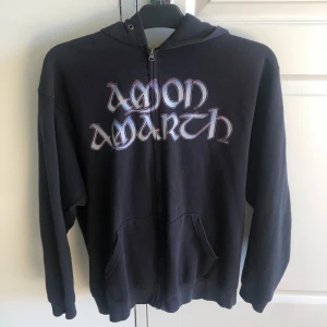 svart amon amarth hoodie - jätte skön hoodie med skit coolt tryck!! den är i använt men bra skick, finns ett superlitet hål på framsidan vid fickan (sista bilden). tvättas före den skickas😋🫶
