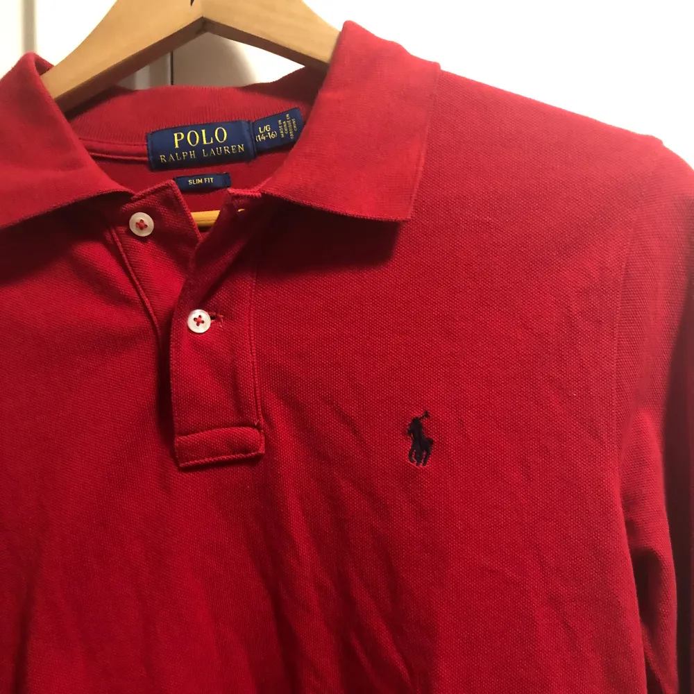 Tja! Säljer nu en riktigt snygg Ralph lauren piké 🍾 Den är utmärkt skick (9/10) finns inga defekter 👌 Storleken är i barn L men passar som Xs! Har du frågor eller funderingar är de bara att höra av sig ☺️. Paidat.