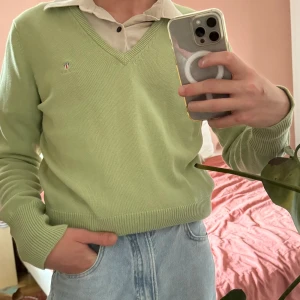 Gant Jumper - En Gant Jumper / tröja med V-ringning. Har använts enstaka gånger och är som gått som ny (inga skavanker vad jag kan se). bild nr.4 visar hur färgen ser ut i verkligheten. Skulle beskriva storleken som small/medium. Priset går att diskutera☺️