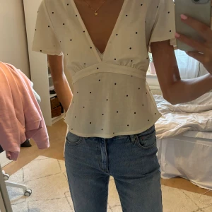 Prickig blus  - Säljer denna super söta blusen från Gina🤩 nyskick