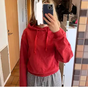 Röd hoodie från NAKD Lite boxig modell Använd fåtal ggr  