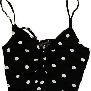 Söt topp - Söt prickig sommartopp från H&M. Den passar tyvärr inte mig. Den är i nyskick. 🫶🏻