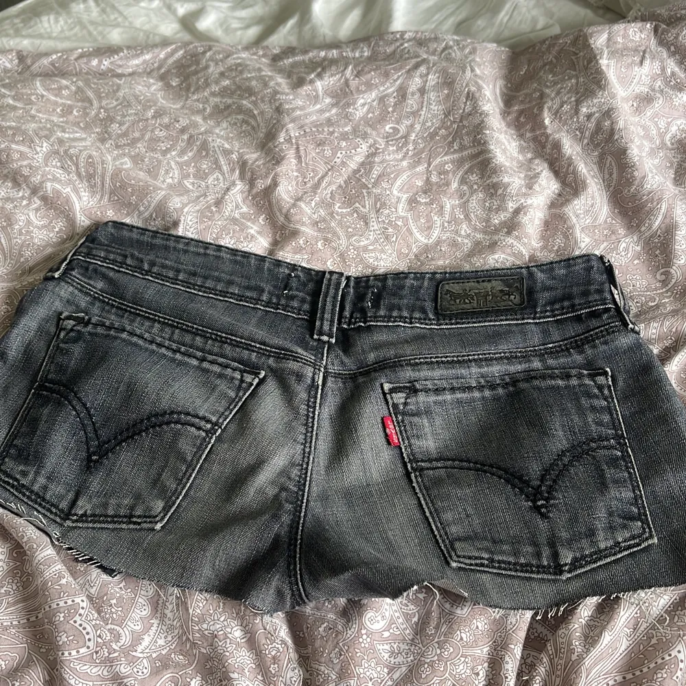 Ganska använda med inget som syns! Fick dom av min kompis så vet inte vart hon köpt dom eller nypriset, midjemåttet rakt över är 40cm💕. Shorts.