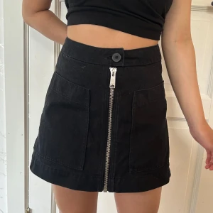 söt jeanskjol!  - jättesöt jeanskjol från weekday med fickor. dragkedjan är funktionell. perfekt skick! storlek XS