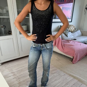 Linne med nitar - Fint linne med nitar! Använt en del men fint skick!