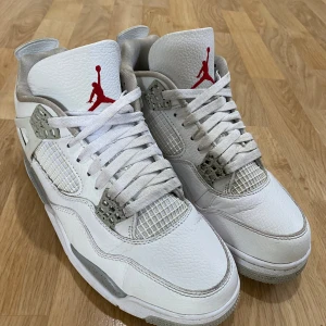 Jordan 4s (oreos) - Säljer nu dessa snygga Jordans då jag inte använder dem. Skick 9/10. Skriv vid intresse! OBS: tveka inte på att ställa frågor