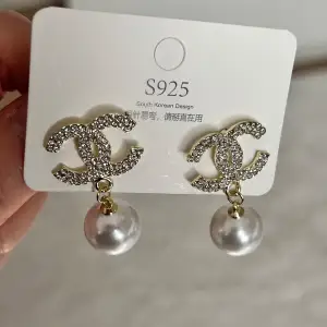 Helt nya och oanvända CC örhängen i äkta silver! Två olika ”ploppar” som man kan välja att stänga de med. 