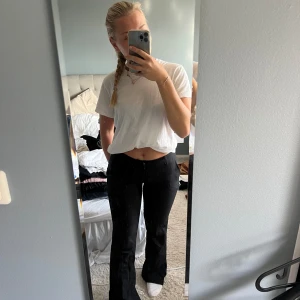 Lowwaist kostymbyxor - Lågmidjade konstymbyxor från Bibok med slits i storlek 38, de har tyvärr blivit för små för mig! 