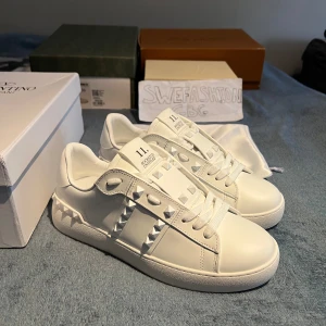 Valentino skor  - Helt nya, jätte fin kvalitet på skorna med medföljande tillbehör som syns på bilderna!   Finns i Göteborg! Kan fraktas, fler storlekar och modeller tillgängliga som beställningsvara. 