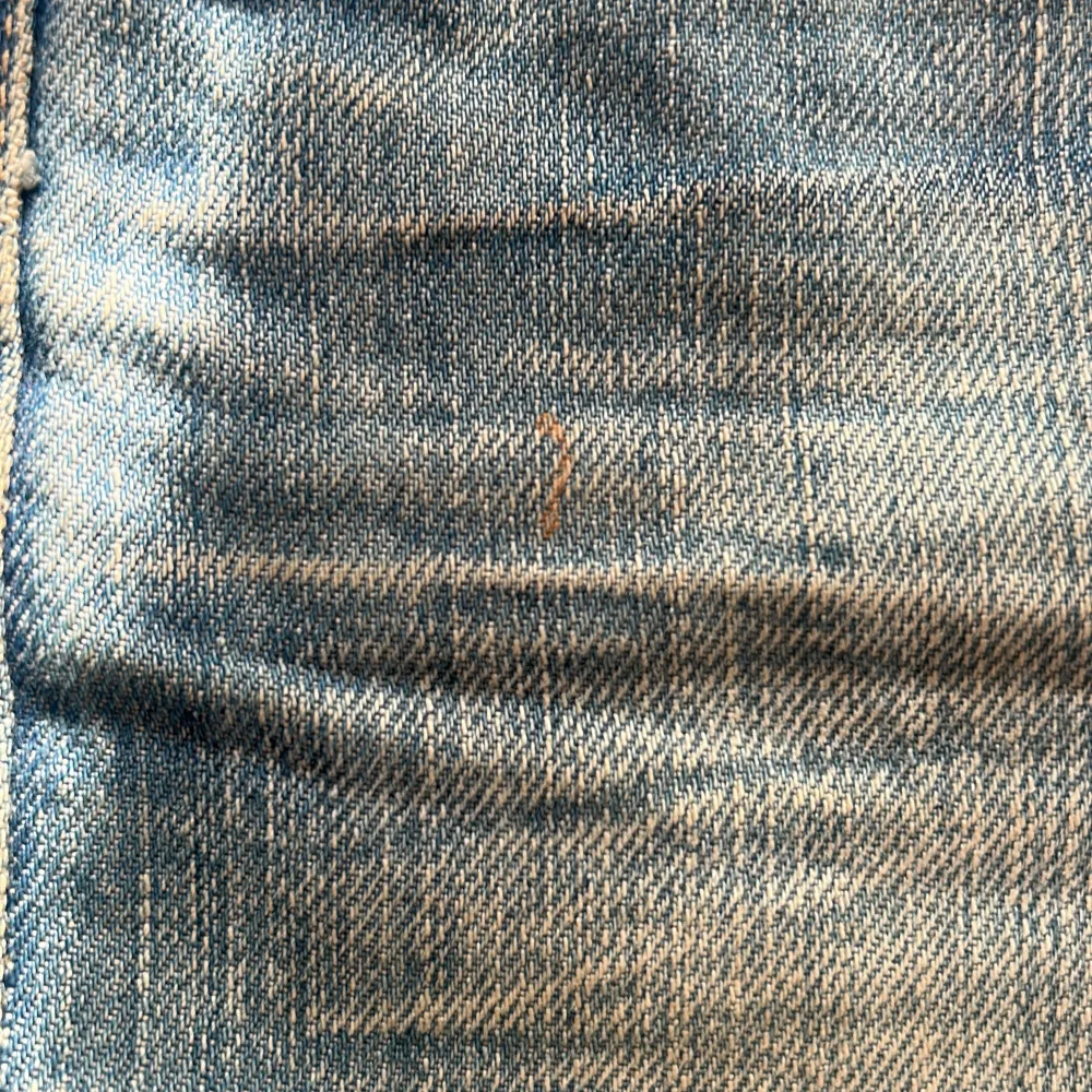 Jeans kjol ifrån crocker med spets. Storlek Xs, bra skick men en liten fläck men inget som syns. Skriv för fler bilder eller frågor.💕Pris kan diskuteras. Kjolar.