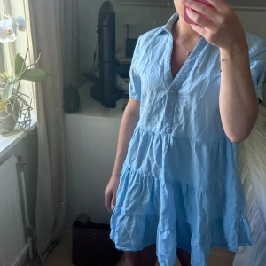 Zara klänning - Ljus blå zara klänning med detaljer i fint skick och använd fåtal gånger. Klänningen är i storlek M men passar S bra