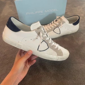 Knappt andvända Philippe model Paris  - Hola👋🏼•säljer nu dessa Philippe model som e använda Max 5 gånger•skick: 9/10 skorna har lite creez men syns bara på nära håll och inte alls när man har på sig dem•pris 3000kr•storlek:44/43 men passar 43• priset är inte ristet i sten•kom pm för frågor👋🏼