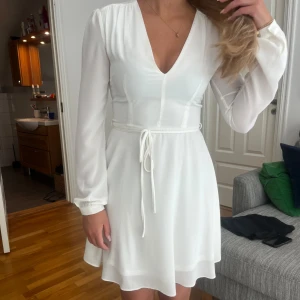 Vit klänning - Vit klänning från glamorous. Endast använd en gång ny skick.