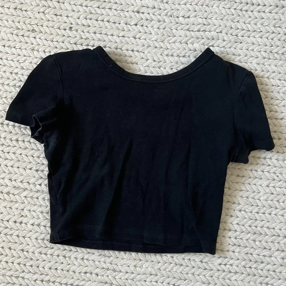 Svart crop top t-shirt (säljer likadan i vit).. T-shirts.