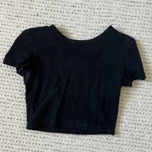 Svart crop top t-shirt - Svart crop top t-shirt (säljer likadan i vit).
