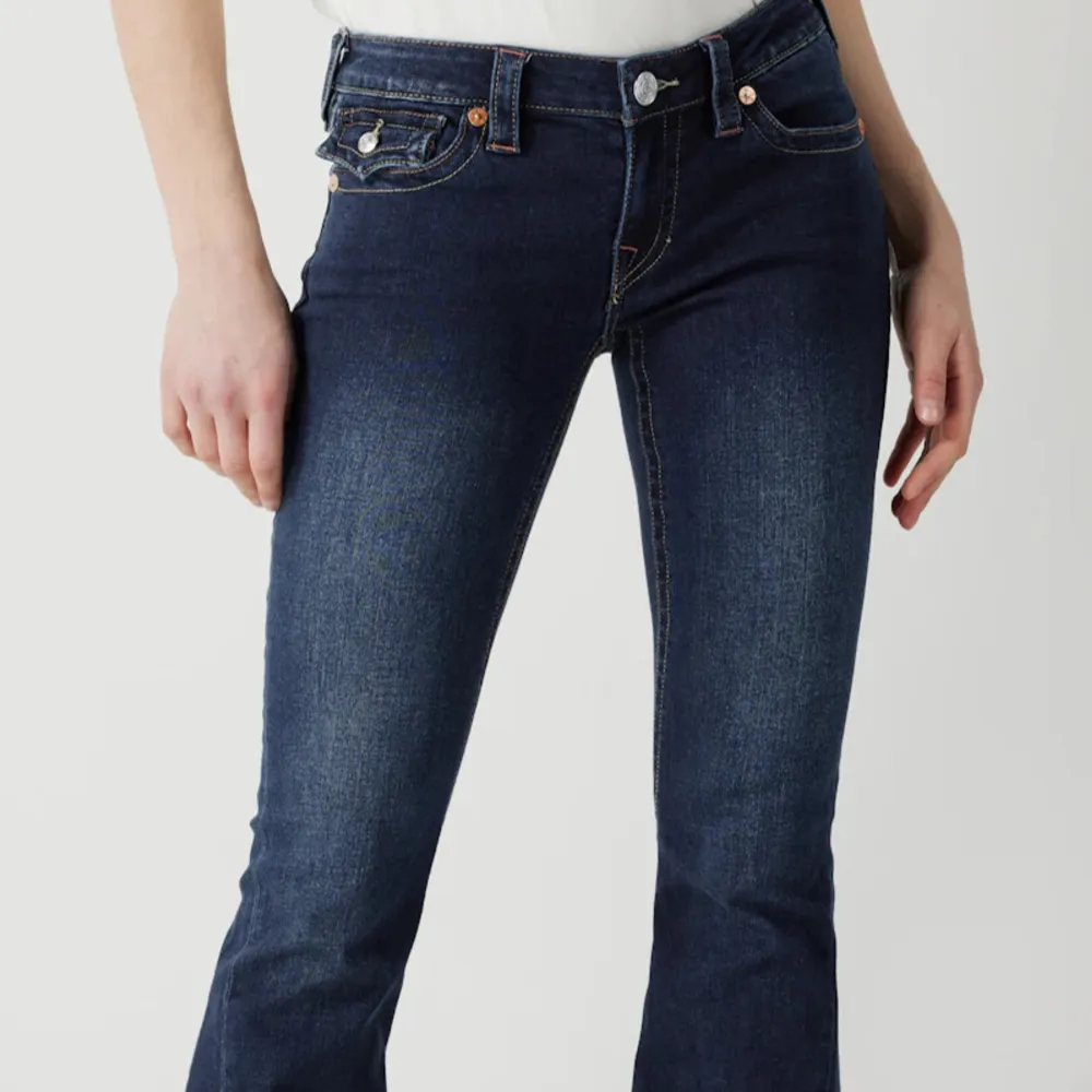 Storlek w26, ny skick, ny pris är 1 300kr  kan tänka mig att sänka priset, skriv för mer bilder, köparen står för frakt . Jeans & Byxor.