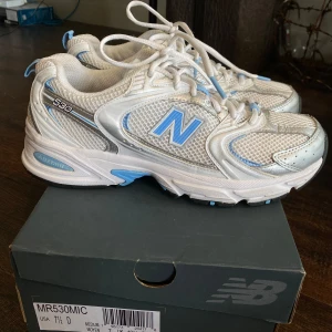New balance 530 - Säljer dessa supersnygga skor då de är i fel storlek för mig. Använda ett fåtal gånger vilket kan ses på skicket som är nästintill som nya. New Blanance 530 med ljusblåa&silvriga detaljer i storlek 40,5. Skickas i originallåda.