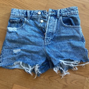 Jeansshorts från Zara - Storlek 36 på dessa jeansshorts från Zara