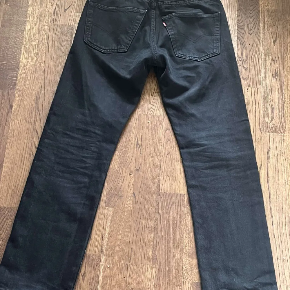 Ett par näst intill nya Levis jeans i bra kvalitet. Jeansen är i storlek w28 och L28 i modelen 501or. Köpte för cirka 1100. priset är inte hugget i sten så det går att förhandla mvh sthfashion. . Jeans & Byxor.