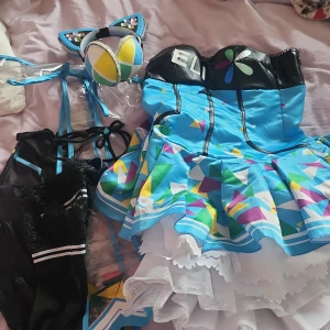 Love Live muse, Eli Ayase Cyber Cosplay - Storlek S, den är inte vinyl.  Headsetet har jag gjort själv. Batteri till kjolen: AA | Headset:CR2032  Tvättar allt innan jag skickar
