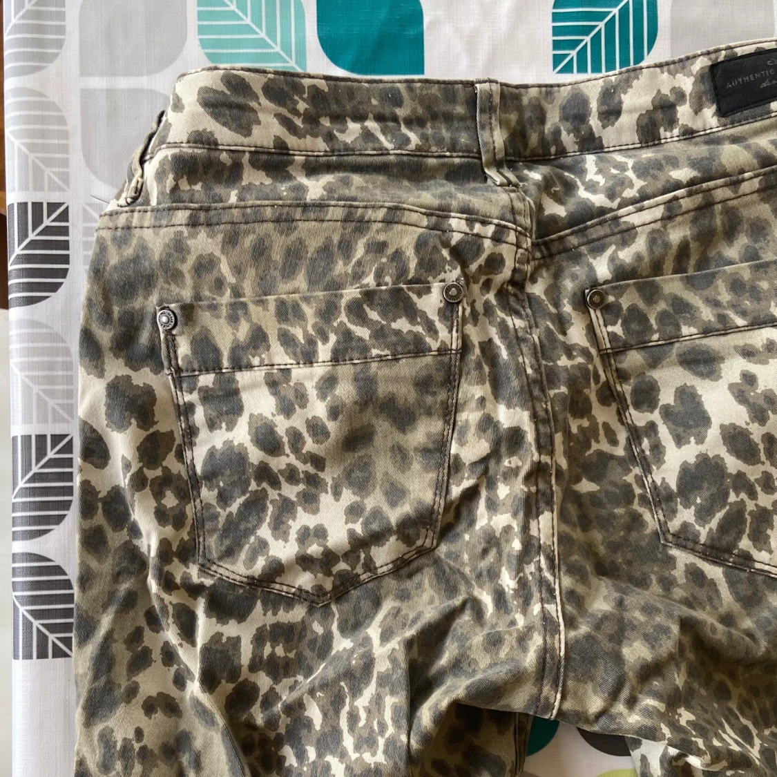 Lågmidjade leopard jeans - 92