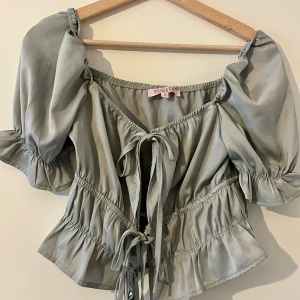 Söt knyttop - Söt knyttop i ljusgrön. Storlek M. Material: satin.