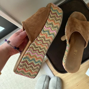 Sandaler  - Sandaler som påminner otroligt mycket om Missonis mönster. Väldigt sköna att gå i och klär upp vilken outfit som helst. Gjorda i Italien, strl 38.