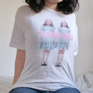 The Shining T-shirt - The Shining T-shirt från H&M 🖤 I fint begagnat skick.  100% bomull! Passar strl XS-S. Hör gärna av er vid frågor :)