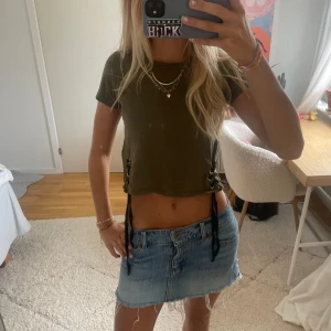 T-shirt med snörning - Så cool kort T-shirt med snörning! Jättenajs färg och snörena kan has lösa eller knutna💗💗