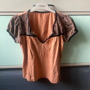 🍒TOPP MED PUFFÄRMAR🍒 - 🍒70’S CUTIE🍒Unik 70-tals inspirerad topp med puffärm och kantband i sammet. Kommer i ett mjukt bomullstyg. Fint skick utan några fel.🍒