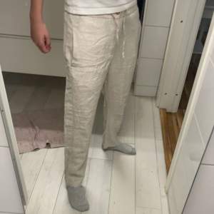 Skagen clothing linnebyxor skick 8/10 nästan helt nya dom blev för små det är därför dom säljes nypris är runt 1200kr