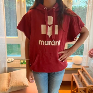 Isabel marant - Säljer denna äkta jätte fina isabel marant hoodie. Den har en unik vinröd färg. Pris kan diskuteras. Kan mötas upp i Stockholm eller posta🩷🩷