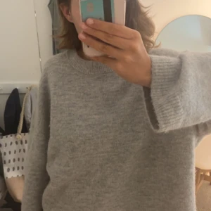 stickad tröja  - säljer denna stickade tröja, använd fåtal gånger och säljer för att den tyvvär är alldeles förstor. 🙏 