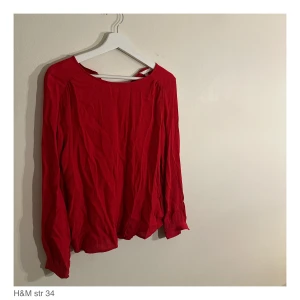 Röd blus från H&M  - Söt röd blus från H&M, ej slitage. 