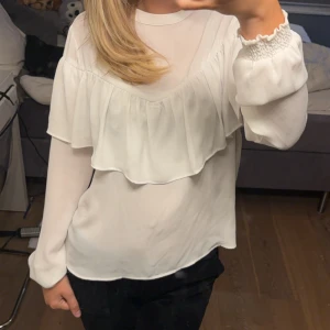 Blus - Fin vit blus från Gina tricot. Säljer pågrund av att den inte kommer till användning. Bra skick. Storlek 36z. Säljer för rimligt pris💕