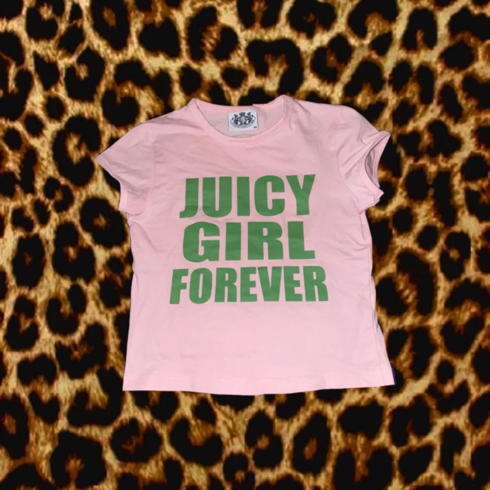 Mycket söt babytee i rosa från Juicy Couture med texten 'JUICY GIRL FOREVER' i grönt på framsidan. Den har använts en gång endast och är i nyskick. Lappen finns även kvar, dock inte på tröjan. . T-shirts.