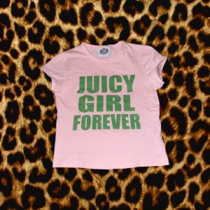 Rosa t-shirt från Juicy Couture - Mycket söt babytee i rosa från Juicy Couture med texten 'JUICY GIRL FOREVER' i grönt på framsidan. Den har använts en gång endast och är i nyskick. Lappen finns även kvar, dock inte på tröjan. 