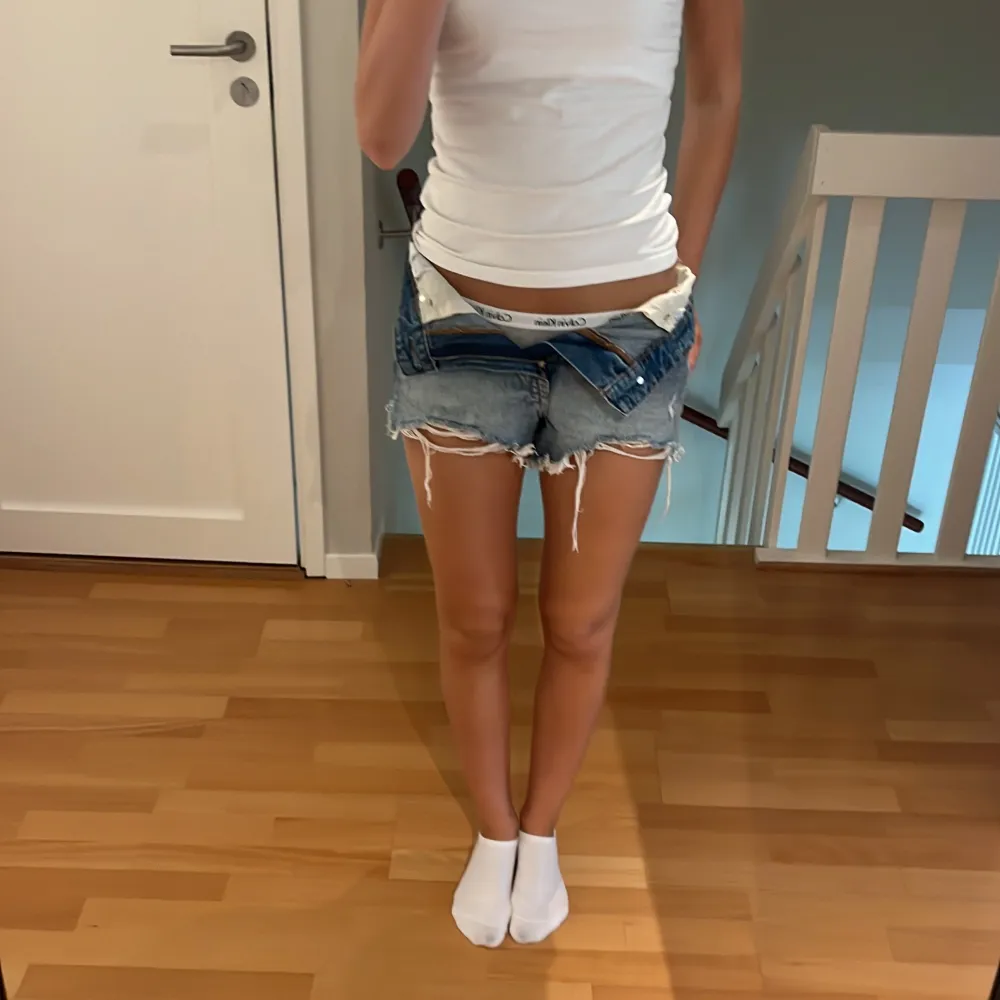 Dessa är ett par blåa jeansshorts med trasig design från zara. Lite större passform. Köparen står för frakt🥰. Shorts.