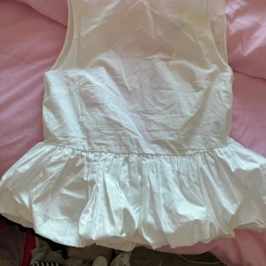 Vit topp med krytdetalj  - Köpt nyligen på hm. Kom aldrig till användning och därför säljer jag den. Helt ny, bara prislappen som är borttagen. 