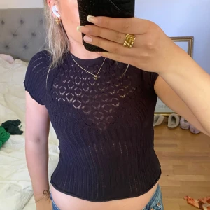 Zara tröja - Jättefin virkad tröja från Zara! Bra skick förutom att de är ett litet hål vid armnhålan💕
