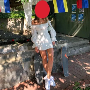 Adoore klänning  - (Första bilden är lånad)  Finns en blå fläck, syns knappt (kolla sista bilden)